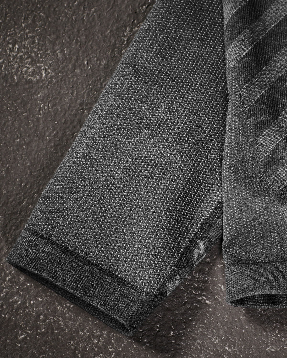 Close-up of seamless thermal fabric on Women's Warm Seamless Thermal Pants e.s.trail pure in black/basalt gray