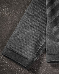 Close-up of seamless thermal fabric on Women's Warm Seamless Thermal Pants e.s.trail pure in black/basalt gray