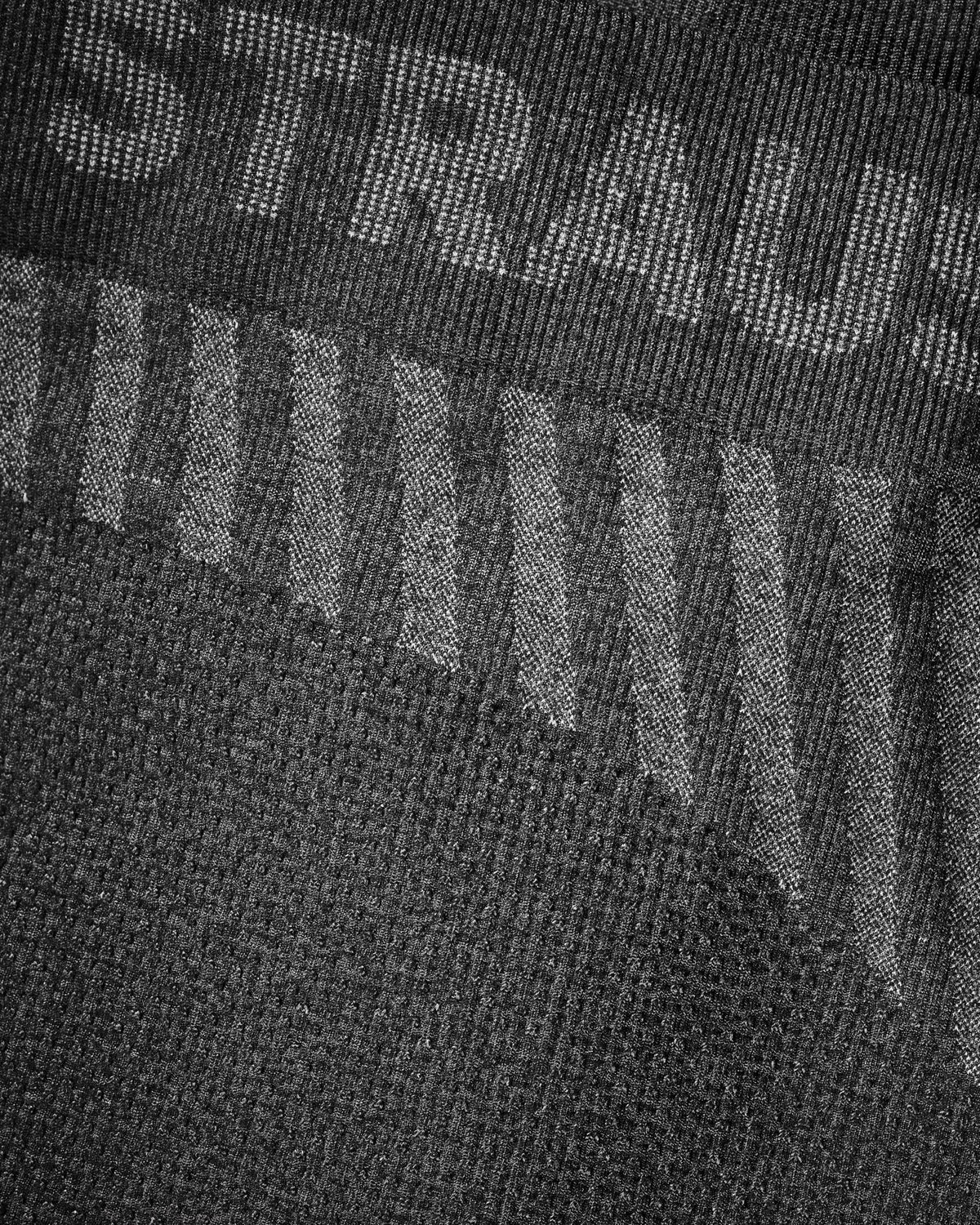 Close-up of stretch knit on Women's Warm Seamless Thermal Pants e.s.trail pure in black/basalt gray