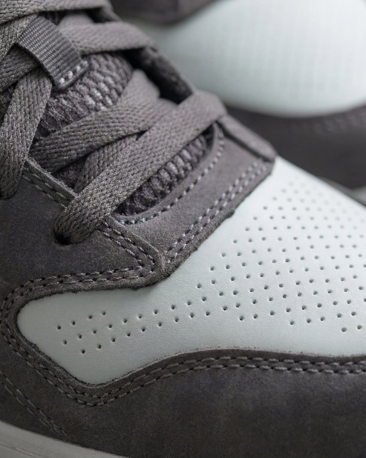 Close-up of the Carbon gray and Light gray Eindhoven Steel Toe Work Shoe steel toe area