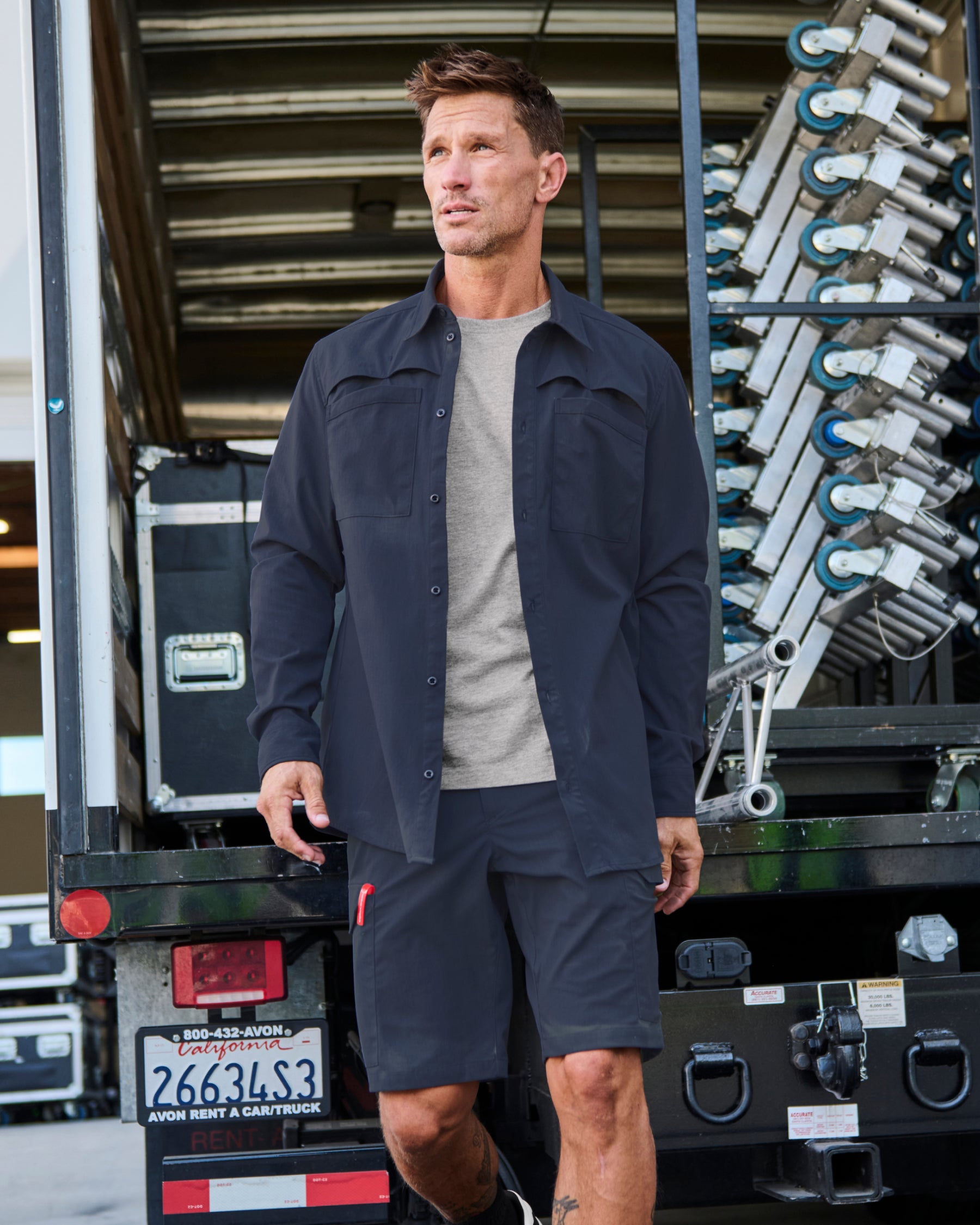 Engelbert Strauss e.s. taktik stretch ripstop cargo work shorts in nero blue in an outdoor-style lifestyle view, showing the shorts as part of a functional work outfit.
