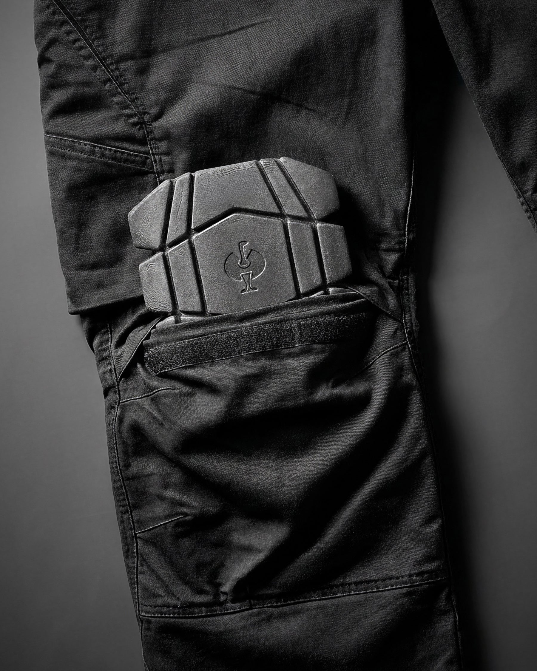 Close-up of knee pad pocket on Women's Cargo Work Pants e.s.motion ten in oxid black