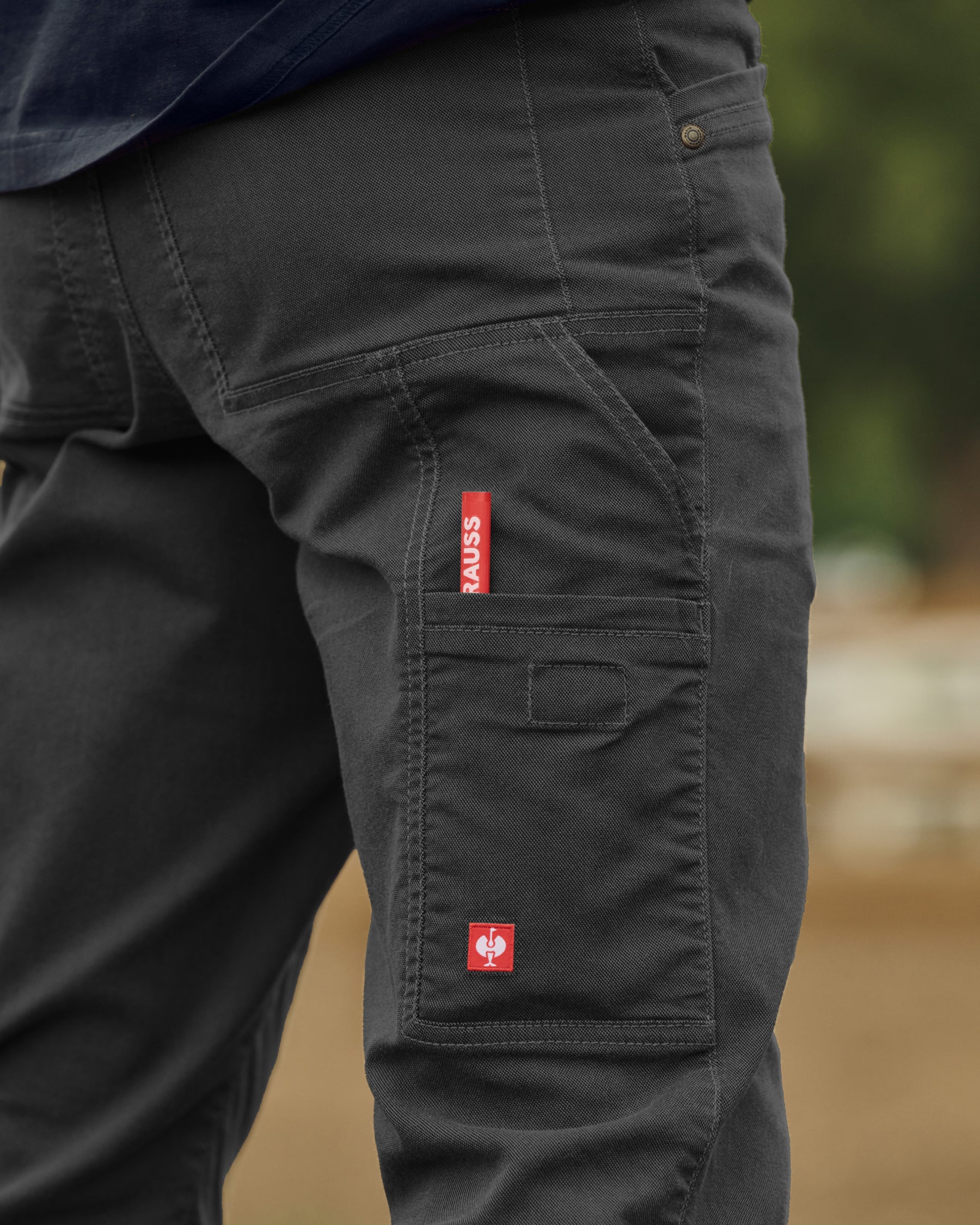Close-up of pocket storage details on Multipocket Work Pants e.s.vintage in black