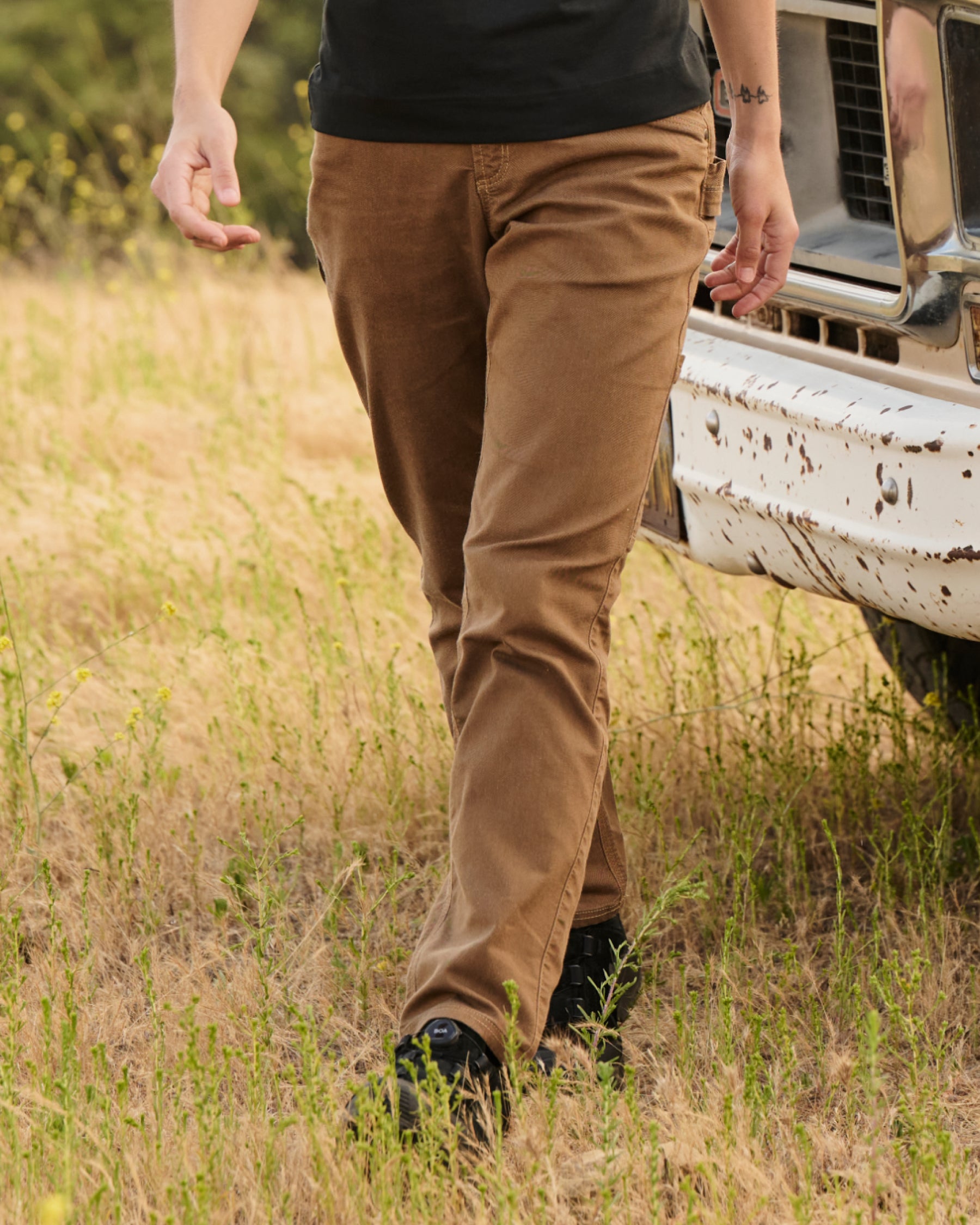 Women's Multipocket Work Pants e.s.vintage in sepia worn in a work setting