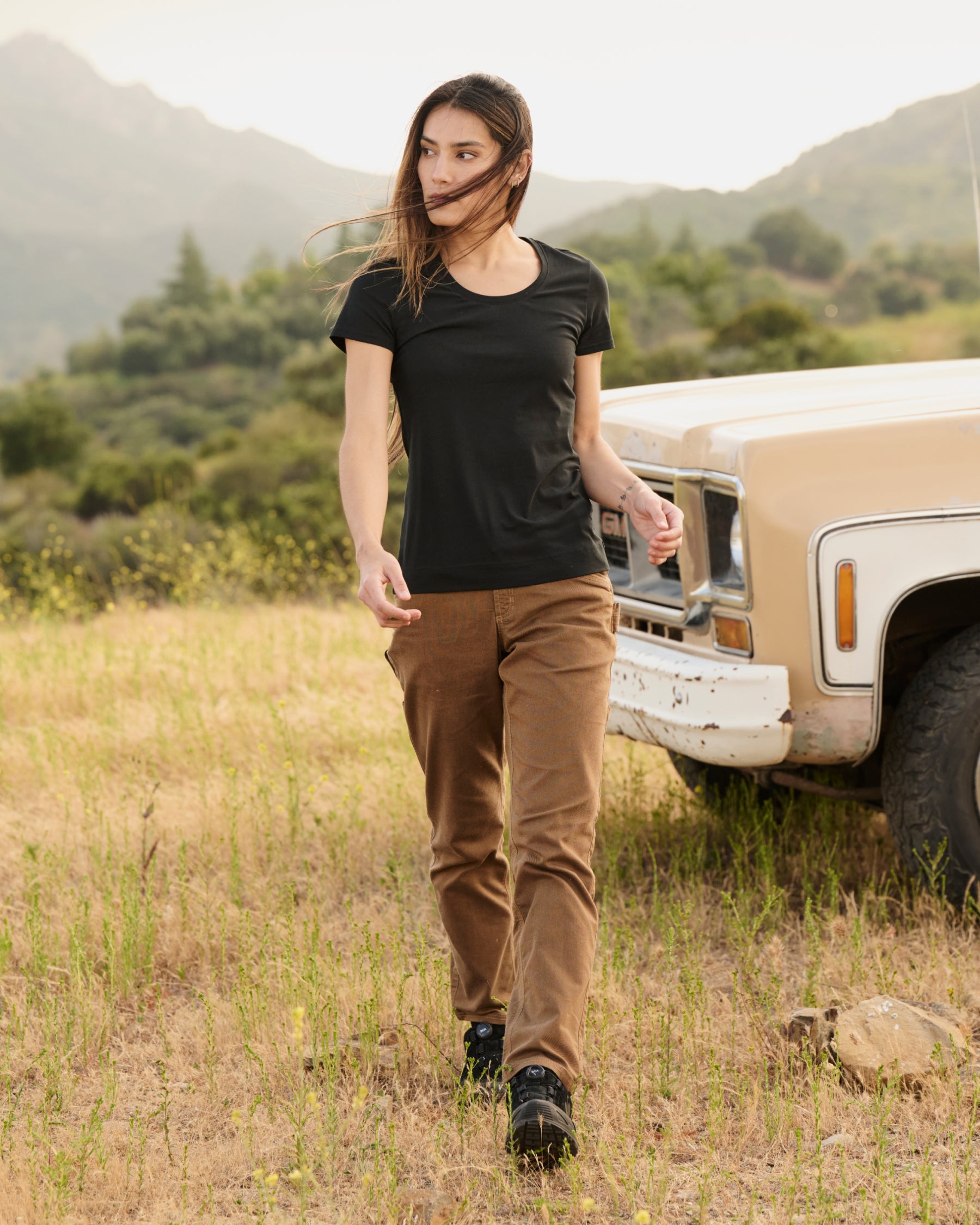 Women's Multipocket Work Pants e.s.vintage in sepia in use, showing fit and movement