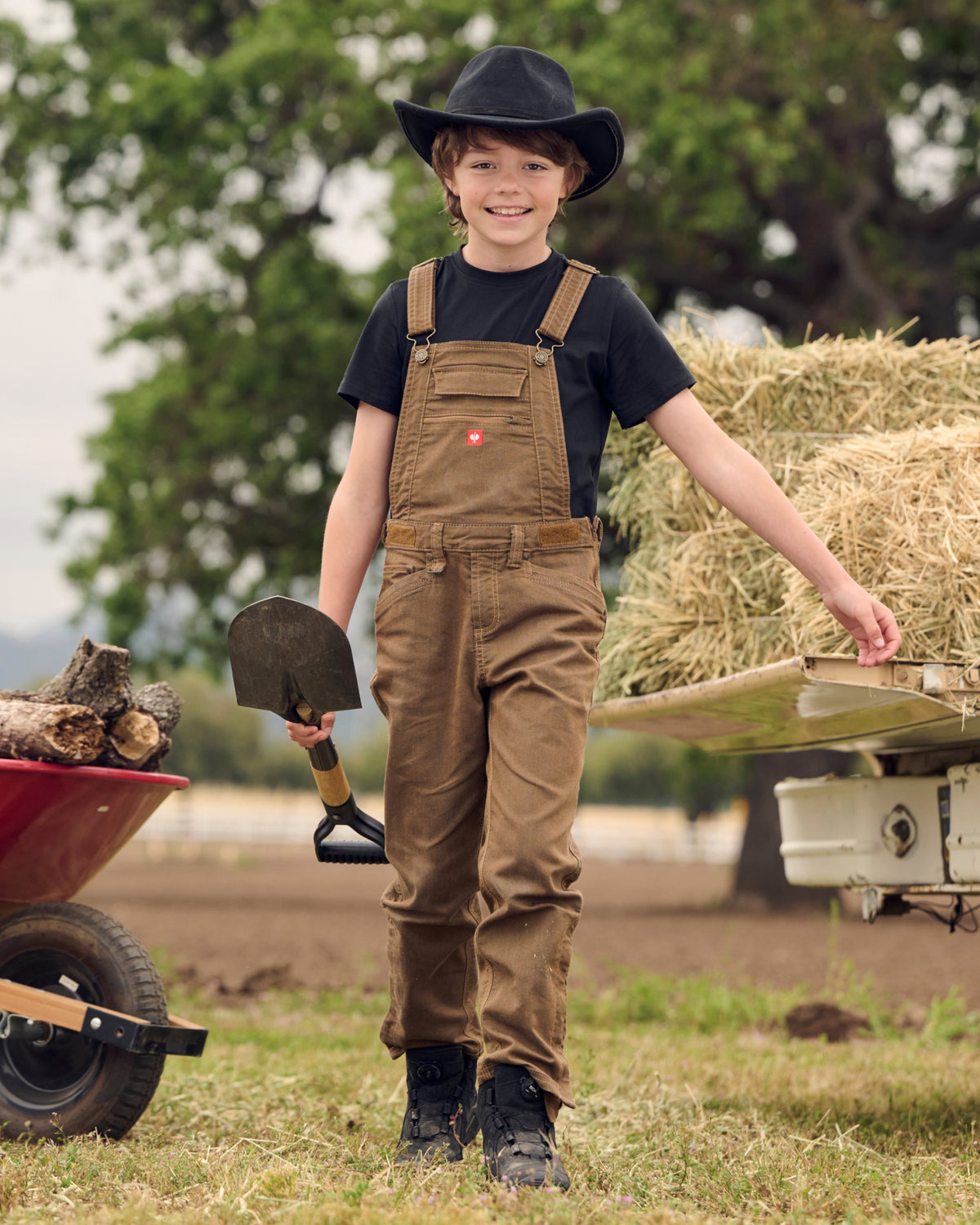 sepia STRAUSS Kids’ Multipocket Bib Overalls e.s.vintage worn in a work setting