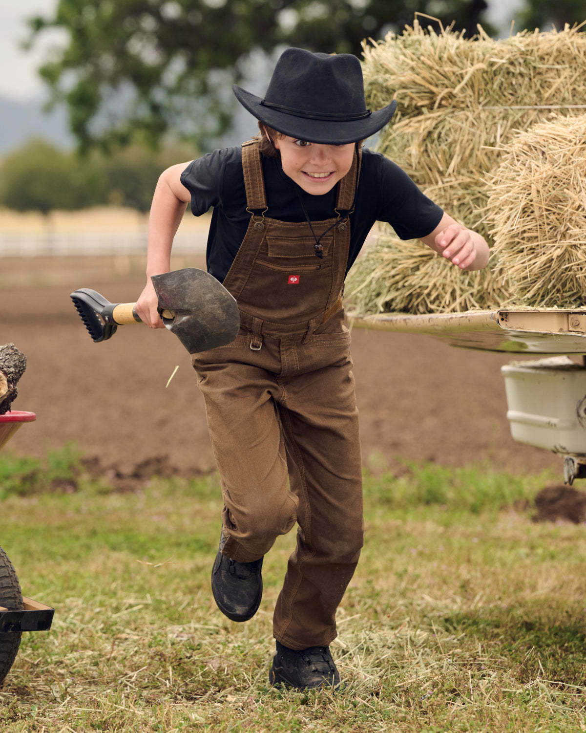 sepia STRAUSS Kids’ Multipocket Bib Overalls e.s.vintage shown in use at a jobsite