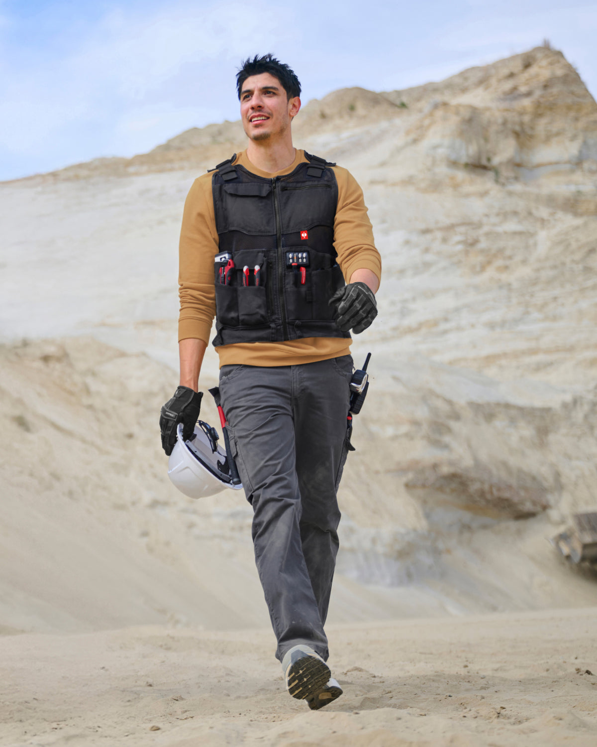 STRAUSS e.s.iconic tool vest in black in use on the job