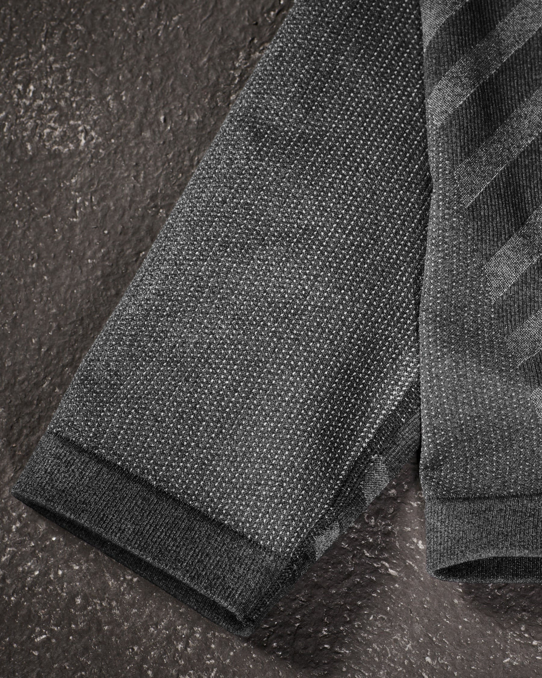 Close-up of seamless thermal fabric on Women's Warm Seamless Thermal Pants e.s.trail pure in black/basalt gray