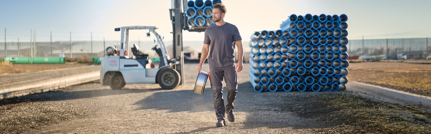 a man wearing the new color of the Cargo Work Pants e.s.motion 2020 